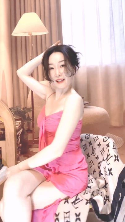 ⚫️熟女控必备！高颜值极品白肤熟女【奶思鸭】美乳长腿~特写粉红骚B~疯狂自慰爱液泛滥~撸点极高 9V19分W1696