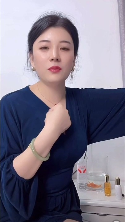 抖音气质轻熟女【娇姨】重金定制，露点一对一自慰 7V 33分钟 555M
