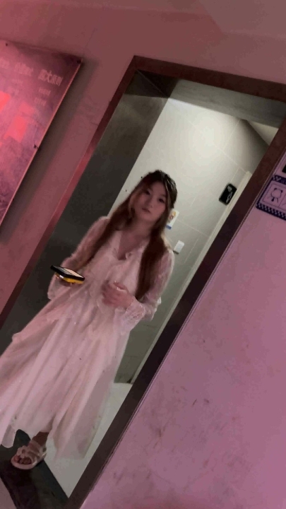【猎奇】坑神商场勇闯女厕连续偷拍，外面再拍个露脸全身 66V 20分钟 1.37G
