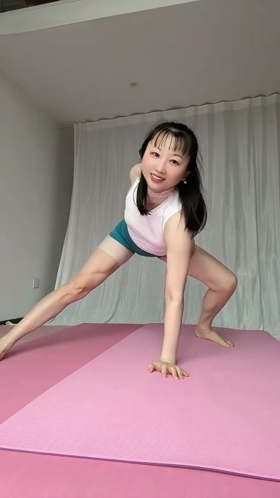 快手【悦梦宝宝瑜伽舞】极品熟女瑜伽教练大尺度定制 34V 20分钟 604M